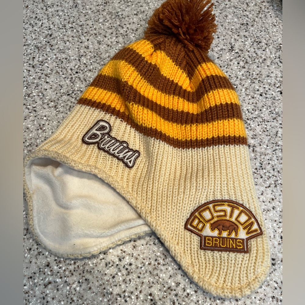 Boston Bruins adult winter Pom-pom hat